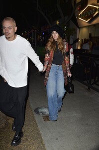 ashlee-simpson-and-evan-ross-night-out-with-friends-at-heart-weho-in-west-hollywood-04-05-2023-2.jpg