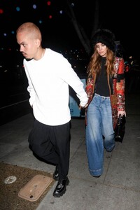 ashlee-simpson-and-evan-ross-night-out-with-friends-at-heart-weho-in-west-hollywood-04-05-2023-3.jpg