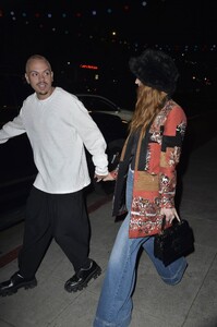 ashlee-simpson-and-evan-ross-night-out-with-friends-at-heart-weho-in-west-hollywood-04-05-2023-5.jpg