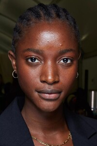 backstage-defile-isabel-marant-printemps-ete-2022-paris-coulisses-109.thumb.jpg.012253e4e8a0c18966d17d7feae89d7b.jpg