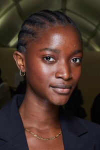 backstage-defile-isabel-marant-printemps-ete-2022-paris-coulisses-115.thumb.jpg.5e90d28e1a193f4d99b1cebb917773e9.jpg