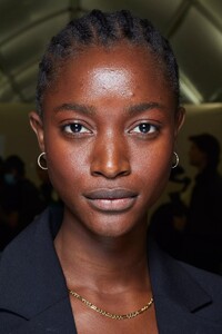 backstage-defile-isabel-marant-printemps-ete-2022-paris-coulisses-117.thumb.jpg.1a70c9872d4cf57923a57c4ec6237e30.jpg