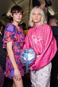 backstage-defile-isabel-marant-printemps-ete-2022-paris-coulisses-157.thumb.jpg.6114b12f64d8f0cf1c58b87af1daec09.jpg