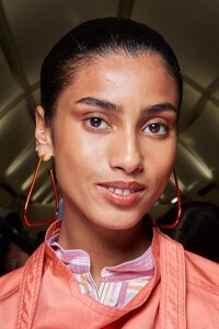 backstage-defile-isabel-marant-printemps-ete-2022-paris-coulisses-165.thumb.jpg.0eb2cabdbab96d8a3250a2d60777d487.jpg