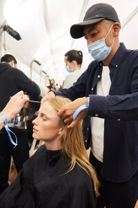 backstage-defile-isabel-marant-printemps-ete-2022-paris-coulisses-17.thumb.jpg.e840df2b0aa3e6787c60a47a42482a09.jpg