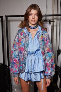 backstage-defile-isabel-marant-printemps-ete-2022-paris-coulisses-173.thumb.jpg.0ba615dfefea869cfa63932b5922bbcf.jpg