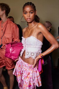 backstage-defile-isabel-marant-printemps-ete-2022-paris-coulisses-183.thumb.jpg.4214512eeb569089df431bbac284778c.jpg