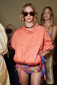 backstage-defile-isabel-marant-printemps-ete-2022-paris-coulisses-196.thumb.jpg.2fc3d0f03a4085bcc2cc88895ccdbbc3.jpg