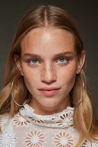 backstage-defile-isabel-marant-printemps-ete-2022-paris-coulisses-201.thumb.jpg.f8f4e1f068711c53df951cea0702dc58.jpg