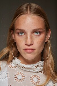 backstage-defile-isabel-marant-printemps-ete-2022-paris-coulisses-205.thumb.jpg.758210bf0568cdb95130af61430d23e4.jpg