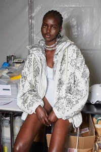 backstage-defile-isabel-marant-printemps-ete-2022-paris-coulisses-208.thumb.jpg.20ae342824c81aca986de6f390e8f13e.jpg