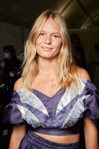 backstage-defile-isabel-marant-printemps-ete-2022-paris-coulisses-211.thumb.jpg.d8cbaf4a61135b875af78dfd19a64618.jpg