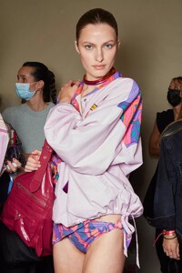 backstage-defile-isabel-marant-printemps-ete-2022-paris-coulisses-214.thumb.jpg.634a295788b030c6621d2112cce176b8.jpg