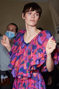 backstage-defile-isabel-marant-printemps-ete-2022-paris-coulisses-216.thumb.jpg.451c05e1978e47fec02e3312a820f665.jpg