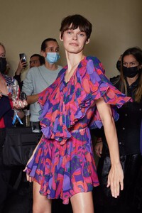 backstage-defile-isabel-marant-printemps-ete-2022-paris-coulisses-217.thumb.jpg.72a199e59451f3c981112814475b07e9.jpg