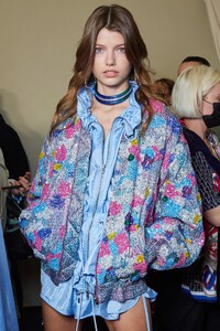 backstage-defile-isabel-marant-printemps-ete-2022-paris-coulisses-226.thumb.jpg.89e4dfb2cd3f35e54103d497f8a71be1.jpg