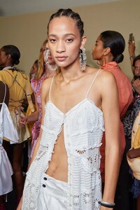 backstage-defile-isabel-marant-printemps-ete-2022-paris-coulisses-231.thumb.jpg.c8a15bb8c90a765f692cd9abf14c7302.jpg