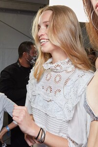 backstage-defile-isabel-marant-printemps-ete-2022-paris-coulisses-241.thumb.jpg.f139dbe7045d8f2257709f17c54c6c77.jpg