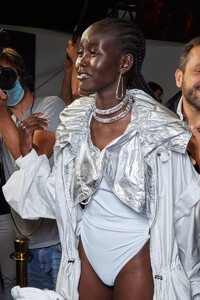 backstage-defile-isabel-marant-printemps-ete-2022-paris-coulisses-243.thumb.jpg.751f1496b99ef1faefabbde1c05f3186.jpg