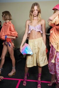 backstage-defile-isabel-marant-printemps-ete-2022-paris-coulisses-50.thumb.jpg.55f9be6525166eb35bc24e15a7744188.jpg