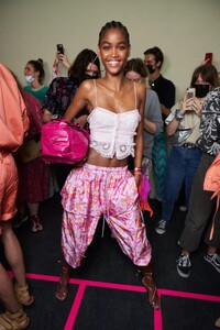backstage-defile-isabel-marant-printemps-ete-2022-paris-coulisses-60.thumb.jpg.ff5f5074d7921d7262970d085e023f5e.jpg