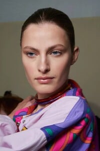 backstage-defile-isabel-marant-printemps-ete-2022-paris-coulisses-64.thumb.jpg.6c76014a4dbe5c5a57da6a5c725c97c7.jpg