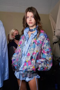 backstage-defile-isabel-marant-printemps-ete-2022-paris-coulisses-69.thumb.jpg.5c90bc60215ae8ea225529290788574a.jpg