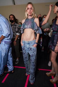 backstage-defile-isabel-marant-printemps-ete-2022-paris-coulisses-70.thumb.jpg.22c425b1afc86795fc66bc7d5e9a3cda.jpg