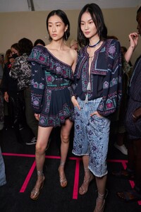 backstage-defile-isabel-marant-printemps-ete-2022-paris-coulisses-71.thumb.jpg.37b27450dbdb189f83ecd383d44541ca.jpg