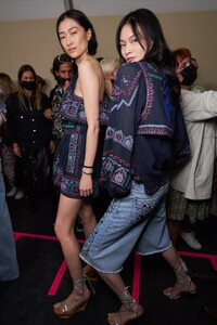 backstage-defile-isabel-marant-printemps-ete-2022-paris-coulisses-72.thumb.jpg.554263f33d7bdd526f440b03f55ab302.jpg