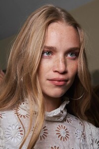 backstage-defile-isabel-marant-printemps-ete-2022-paris-coulisses-81.thumb.jpg.d40397d8fc86a9860bb8bbf7136d7230.jpg