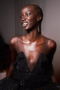 backstage-defile-lanvin-printemps-ete-2022-paris-coulisses-123.thumb.jpg.0b36e1d999e430f0f78d739235ea2414.jpg