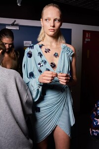 backstage-defile-lanvin-printemps-ete-2022-paris-coulisses-126.thumb.jpg.3eae6bd7e6d20a53e84924bf3a71455c.jpg