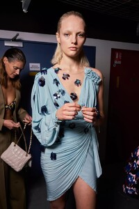 backstage-defile-lanvin-printemps-ete-2022-paris-coulisses-127.thumb.jpg.3988a3e485e8ab795dda3789e4b8a17f.jpg