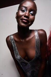 backstage-defile-lanvin-printemps-ete-2022-paris-coulisses-162.thumb.jpg.e01a90134ede403a49f37c11753d8526.jpg