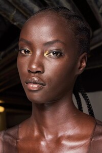 backstage-defile-lanvin-printemps-ete-2022-paris-coulisses-193.thumb.jpg.be04282af96306d095fe1259fbe95ab2.jpg