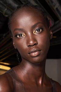 backstage-defile-lanvin-printemps-ete-2022-paris-coulisses-197.thumb.jpg.32e356e0c11d06f4dc9a06fcee9cd18d.jpg