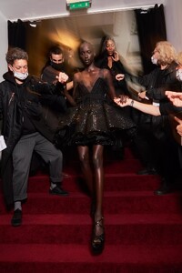 backstage-defile-lanvin-printemps-ete-2022-paris-coulisses-222.thumb.jpg.99b73f40b317d835d26a13164e4e478f.jpg