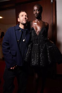 backstage-defile-lanvin-printemps-ete-2022-paris-coulisses-228.thumb.jpg.345e4f43cfd1a57f6fed39d9f3dd5ef9.jpg