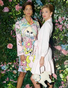backstage-defile-moschino-printemps-ete-2022-new-york-coulisses-12.thumb.jpg.43af6682ac7fadb2c2a4f2ef515732f9.jpg
