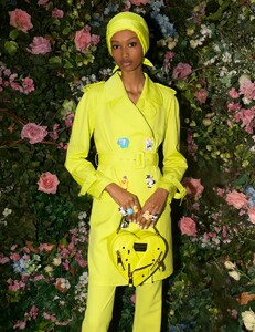 backstage-defile-moschino-printemps-ete-2022-new-york-coulisses-15.thumb.jpg.0df8ec4796907371c16ce4520958db6d.jpg