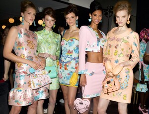 backstage-defile-moschino-printemps-ete-2022-new-york-coulisses-17.thumb.jpg.bde39a29ff6e11e230248e50e9f8d5b4.jpg