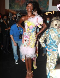 backstage-defile-moschino-printemps-ete-2022-new-york-coulisses-34.thumb.jpg.50ed502cbdce4698273515f377983ec4.jpg