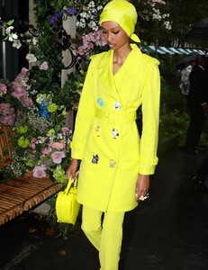 backstage-defile-moschino-printemps-ete-2022-new-york-coulisses-35.thumb.jpg.6c1399bedb3b943da80317cdf662301c.jpg