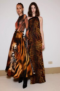 backstage-defile-roberto-cavalli-printemps-ete-2022-milan-coulisses-22.thumb.jpg.47fb0cf3388c6f315e6d4a307f629bb2.jpg