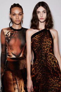 backstage-defile-roberto-cavalli-printemps-ete-2022-milan-coulisses-25.thumb.jpg.e0f582209397aa4eb7940830f0224e4f.jpg