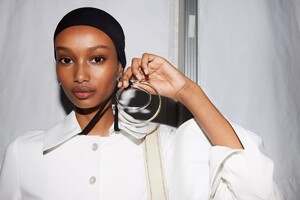 backstage-defile-tory-burch-printemps-ete-2022-new-york-coulisses-20.thumb.jpg.afcb63b6e9d88863800b38b1217aee7c.jpg