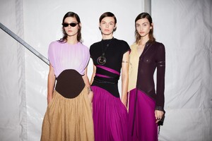 backstage-defile-tory-burch-printemps-ete-2022-new-york-coulisses-23.thumb.jpg.cdd434a8826fa863a323bcac852d045f.jpg