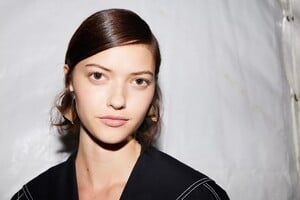 backstage-defile-tory-burch-printemps-ete-2022-new-york-coulisses-39.thumb.jpg.1952d4b7d9a95c28058c0ac65838e999.jpg