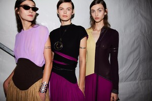 backstage-defile-tory-burch-printemps-ete-2022-new-york-coulisses-40.thumb.jpg.268e35d4ef31ece14f3297ec33d34d8b.jpg